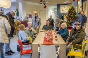 Buurtwerk Dordrecht Bezoekers en medewerkers aan de centrale tafel